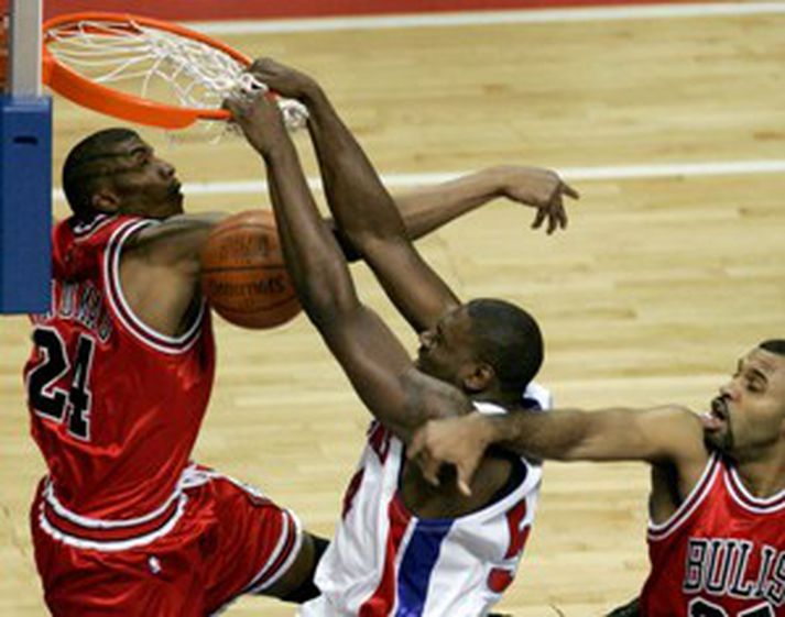 Jason Maxiell treður hér með tilþrifum yfir Tyrus Thomas hjá Chicago í leiknum í gærkvöldi