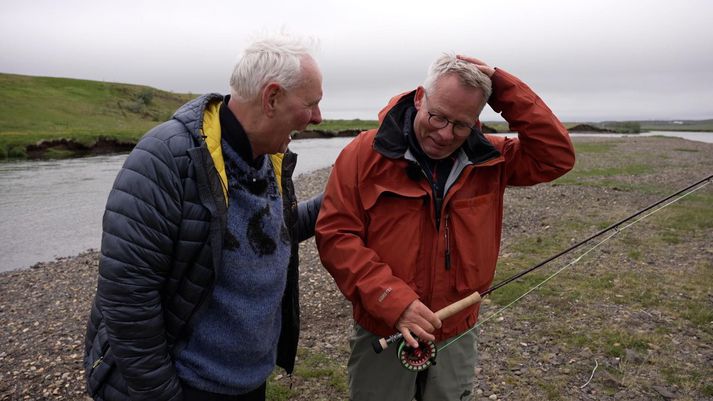 Guðmundur og Gunnar Bender spá í spilin við Andakílsá