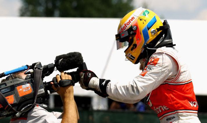 Jenson Button fagnar sigri í beinni útsendingu í Montreal í dag.