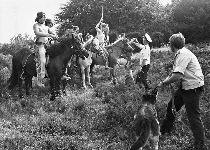 Mótmæli Árið 1976 mótmælti þessi hópur danskra hippa og leikara framkomu Bandaríkjastjórnar við indjána. Nú ætla þeir að gera hið sama vegna Guantanamo fangabúðanna.