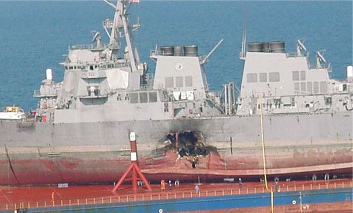 USS Cole búin til heimflutnings eftir árásina.