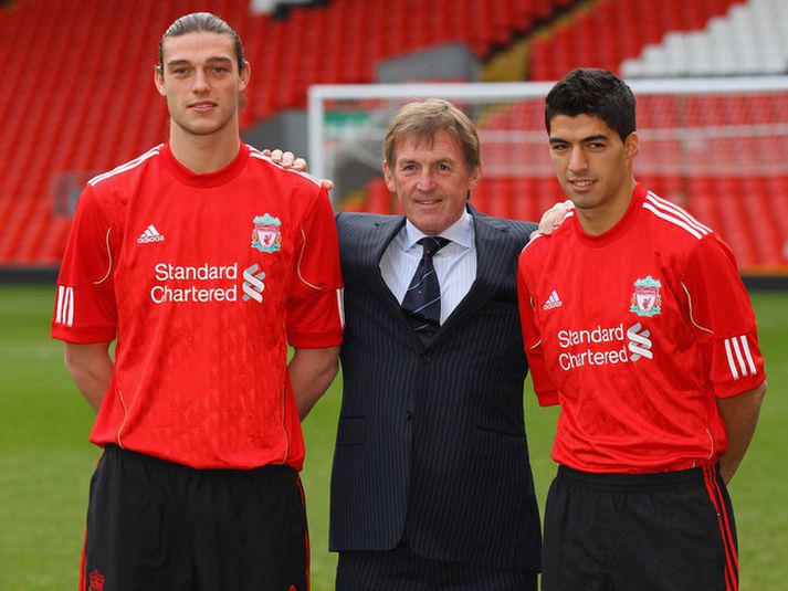 Kenny Dalglish þjálfari Liverpool með þeim Andy Carroll og Luis Suarez.