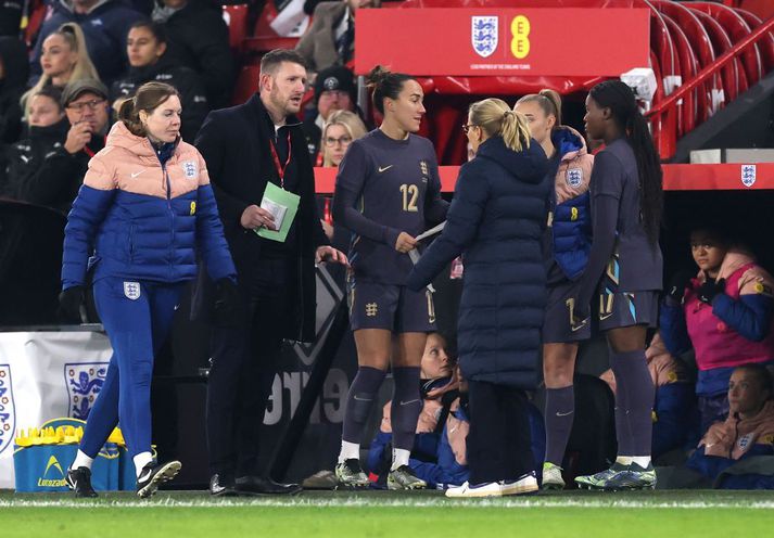 Lucy Bronze var tilbúin að koma inn á en svo mátti hún það ekki.