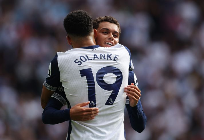 Brennan Johnson fagnar með Dominic Solanke. Þeir skoruðu báðir gegn Brentford.