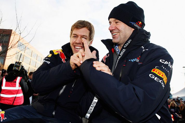 Sebastian Vettel og Adrian Newey, tæknistjóri Red Bull glaðir í bragði þegar Red Bull liðið fagnaði árangri sínum í Milton Keynes á laugardag.