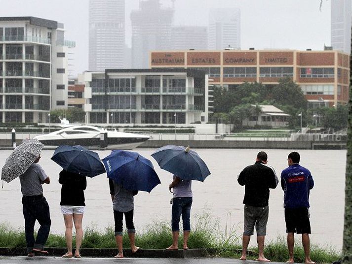 Íbúar fylgjast með vatnsborði Brisbane-árinnar hækka.