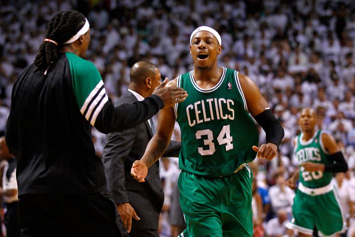 Paul Pierce fagnar í Miami í nótt.