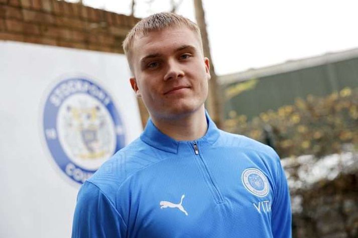 Benóný Breki Andrésson sést hér í bláum búningi Stockport County.