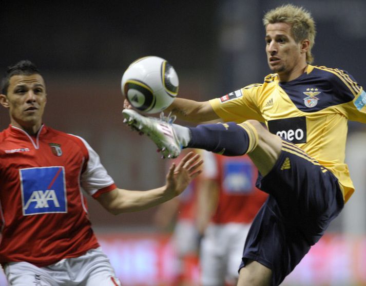 Fabio Coentrao (t.h.) í leik með Benfica