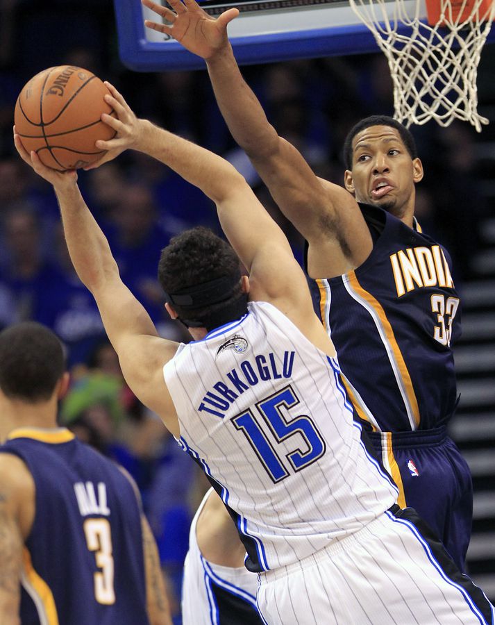 Danny Granger leikmaður Indiana ver hér skot frá tyrkneska landsliðsmanninum Hedo Turkoglu.