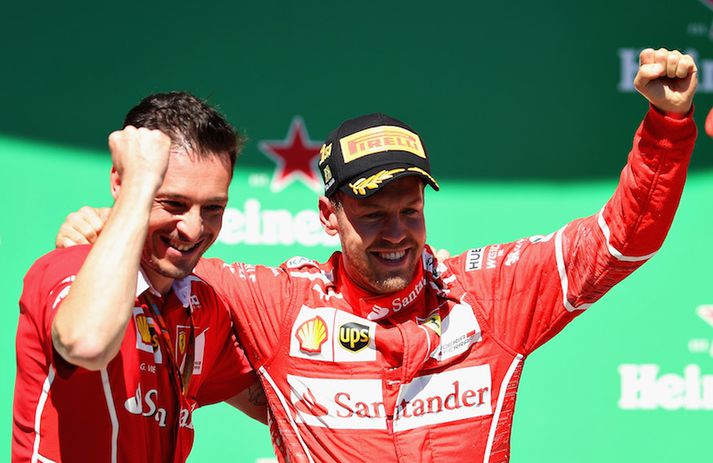 Sebastian Vettel fagnar eftir góða keppni í Brasilíu.