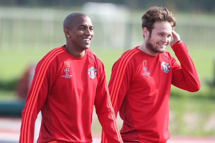 Ashley Young og Daley Blind hressir á æfingu.