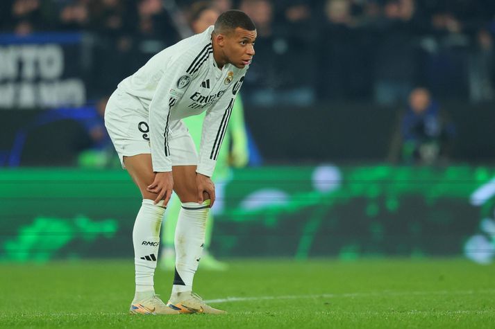 Kylian Mbappé hefur haldið áfram að spila með Real Madrid þrátt fyrir grun um nauðgun en mál hans hefur nú verið fellt niður.