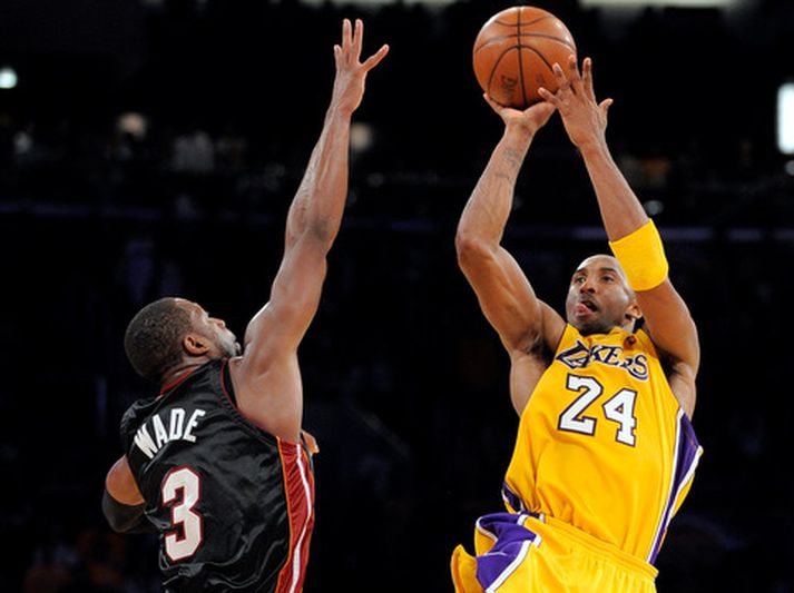 Kobe Bryant sést hér skora sigurkörfu sína í nótt yfir Dwyane Wade.