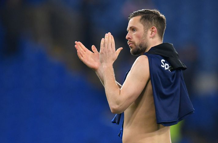 Gylfi þakkar stuðningsmönnum Everton fyri stuðninginn í kvöld.