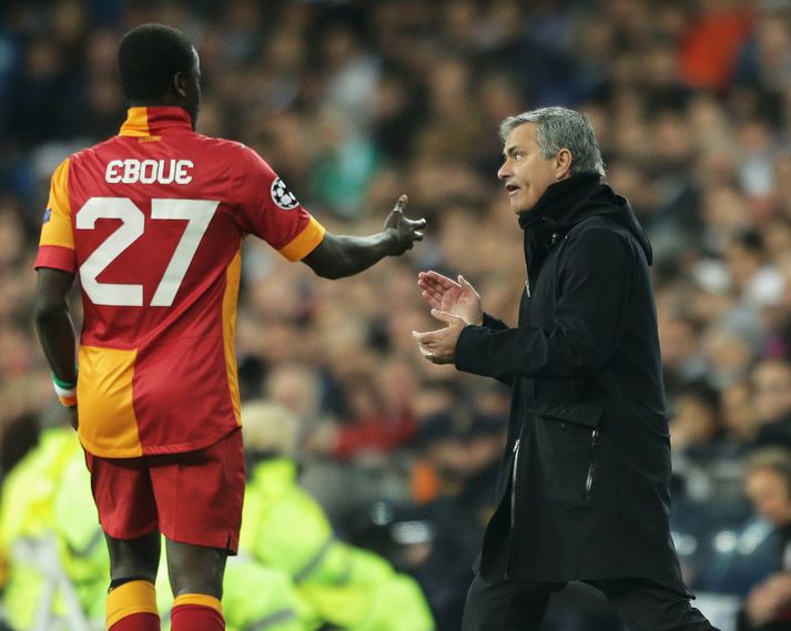 Mourinho og Eboue á ferðinni í kvöld.