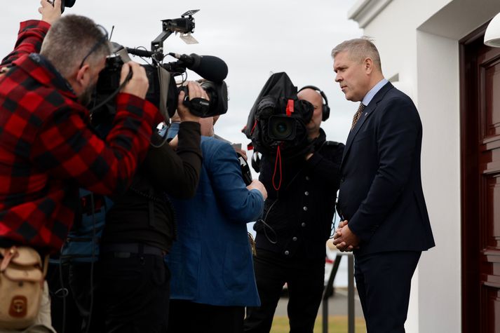 Bjarni Benediktsson hefur nú tekið við sem forsætisráðherra í starfsstjórn. Hún mun starfa til bráðabirgða fram að kosningum hinn 30. nóvember.