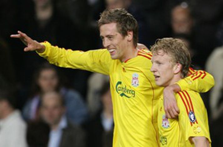 Peter Crouch og Dirk Kuyt fagna hér marki þess fyrrnefnda í kvöld