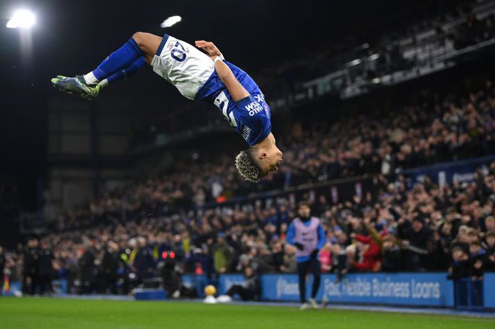 Omari Hutchinson fagnaði með stæl eftir að hafa skorað gegn sínu gamla félagi Chelsea í kvöld.