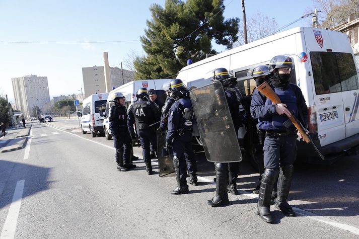 Sérsveitir lögreglunnar umkringja nú stórt svæði í Marseille.