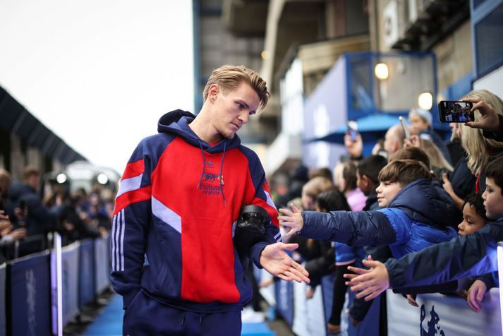 Martin Ödegaard splæsir í nokkrar fimmur á leiðinni inn á Stamford Bridge fyrir leikinn við Chelsea á sunnudaginn.