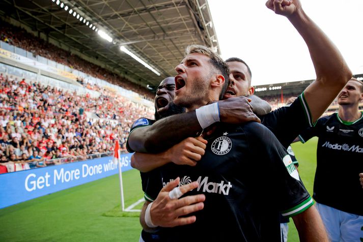 Santiago Gimenez og félagar hans í Feyenoord liðinu fagna hér marki í leiknum í kvöld.