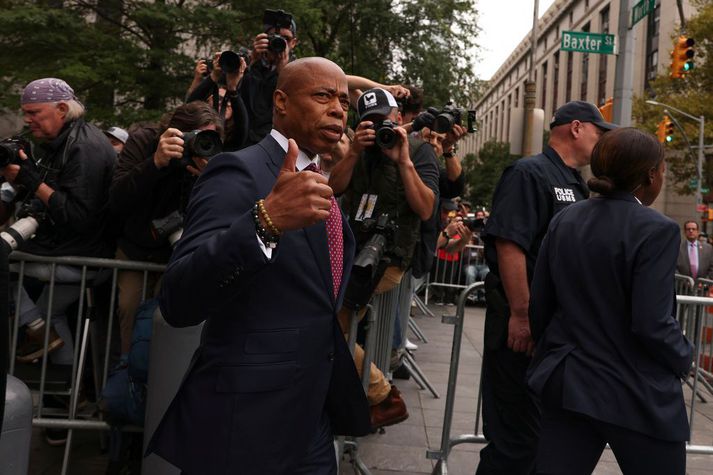 Eric Adams, borgarstjóri New York, þegar hann yfirgaf alríkisdómshús á Manhattan í dag.