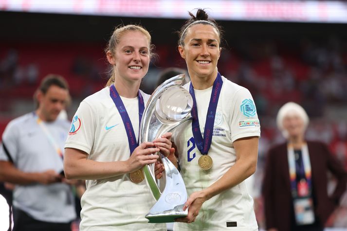 Keira Walsh og Lucy Bronze: Samherjar hjá Manchester Citu á síðustu leiktíð, Evrópumeistarar í sumar og samherjar hjá Barcelona á þessari leiktíð.