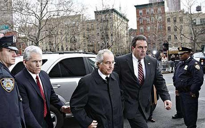 Bernard Madoff á leið í réttarsalinn fyrr í mánuðinum.