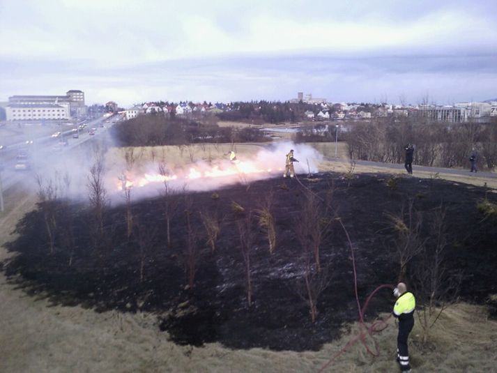 Slökkviliðsmaður að störfum.