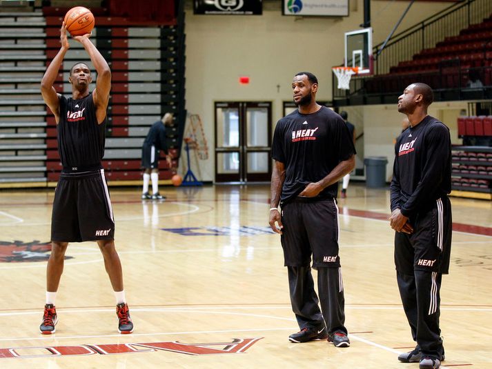 Chris Bosh með þeim LeBron James og 
Dwyane Wade á skotæfingu.