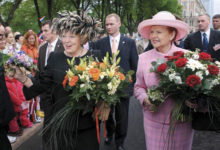 Vaira Vike-Freiberga með Beatrice Hollandsdrottningu.