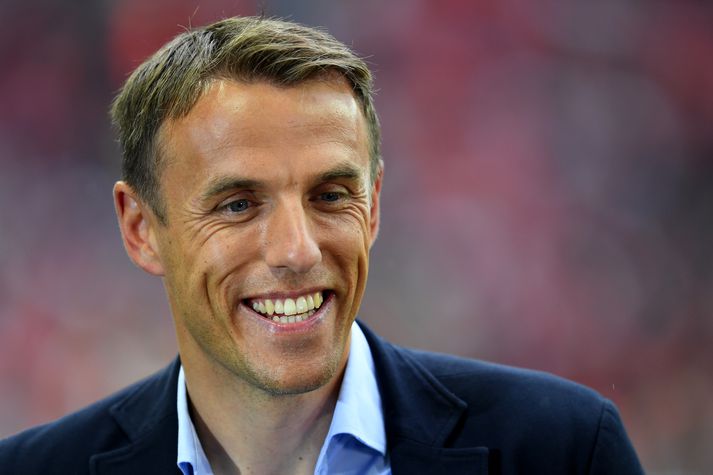 Phil Neville heldur áfram eins og ekkert hafi í skorist.