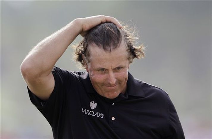 Phil Mickelson hefur verið slæmur í bakinu að undanförnu.