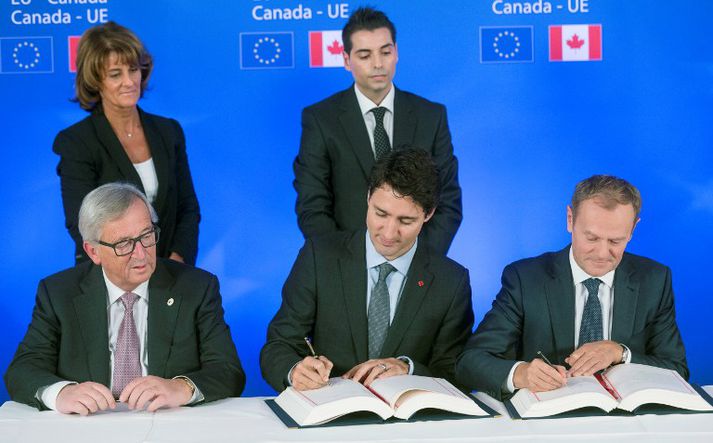 Justin Trudeau, forsætisráðherra Kanada, Jean-Claude Juncker, forseti framkvæmdastjórnar ESB, og Donald Tusk, forseti leiðtogaráðs ESB, skrifuðu undir samninginn í Brussel í dag.