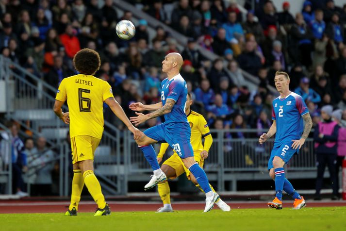 Axel Witsel fylgist með Emil Hallfreðssyni í leik Íslands og Belgíu á Laugardalsvelli.