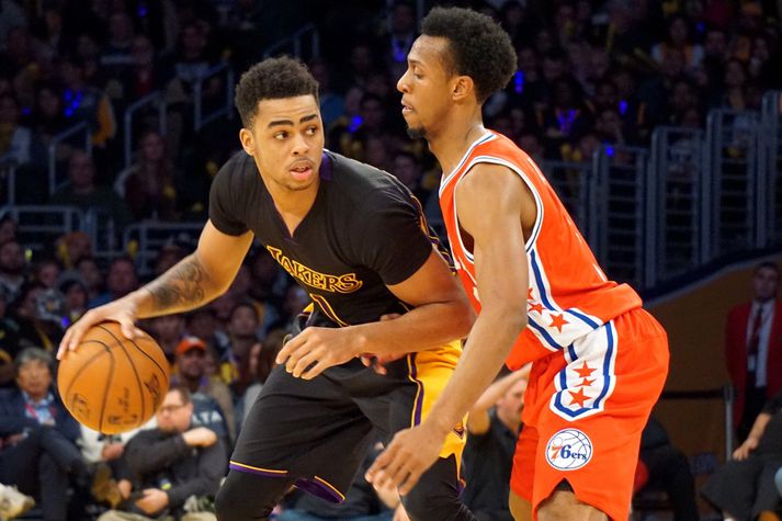 D'Angelo Russell sækir hér í átt að körfu 76ers í nótt.