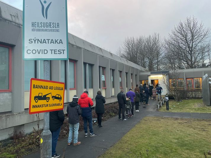 Biðröð eftir sýnatöku á Suðurlandsbraut í Reykjavík.