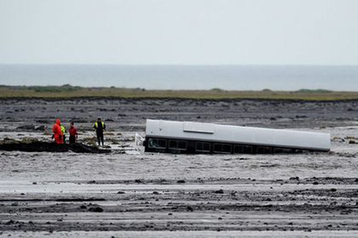 Rútan festist með þeim afleiðingum að farþegar þurftu að klifra út um glugga bifreiðarinnar og upp á þak.