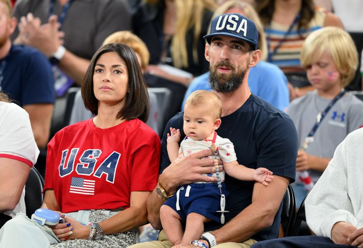 Michael Phelps ásamt eiginkonu sinni (Nicole) og syni (Nico) á körfuboltaleik Bandaríkjanna og Nígeríu.