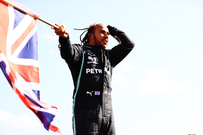 Hamilton fagnaði sigri á Silverstone eftir að hafa farið utan í Verstappen í byrjun kappakstursins.