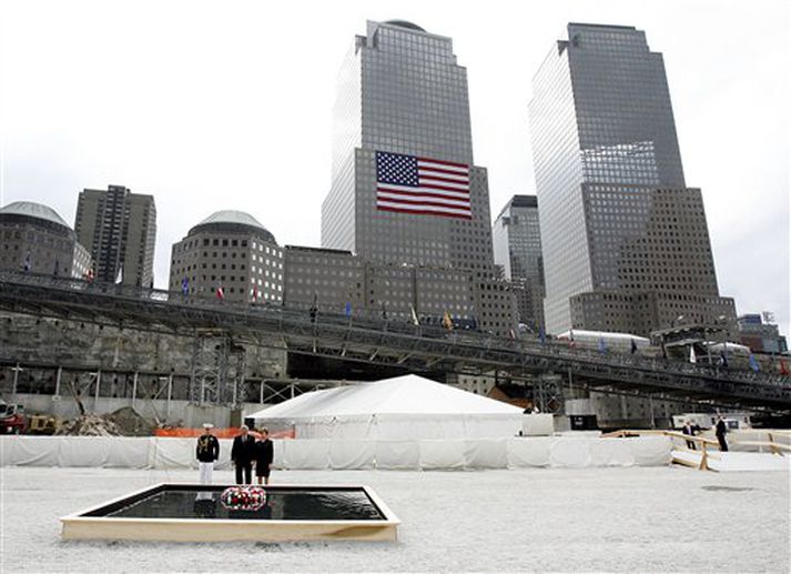 Bush hjónin lögðu blómsveig til minningar um þá sem létust í árásunum 11. september 2001 að Ground Zero, þar sem Tvíburuaturnarnir stóðu áður.