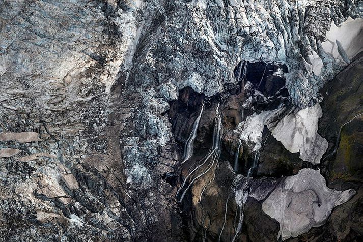 Jöklarnir eru nokkuð skítugir vegna sandfoks af hálendinu. En brúnleitur ísinn býr þó til litafegurð eftir að hafa verið hulinn ís í hundruð ára.