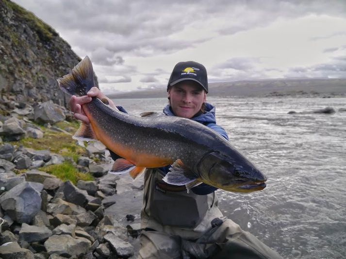 Kaldakvísl er meðal þeirra veiðisvæða sem Fish Partner eru með á sínum snærum. Birkir Már Harðarson með væna væna bleikju úr Kaldakvísl.