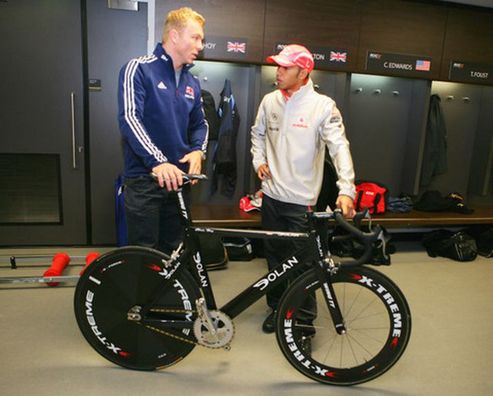 Chris Hoy og Lewis Hamilton ræða saman í gær en til stóð að þeir myndu mætast í Race of Champions í gær.