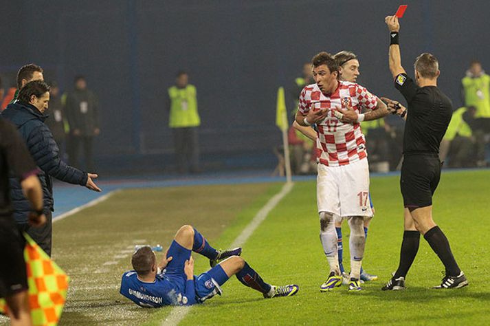 Mario Mandzukic eftir að hann fékk rauða spjaldið í gær.