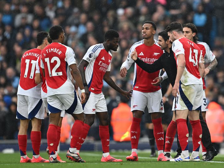 Mikel Arteta ræðir við sína menn í leiknum gegn Manchester City.