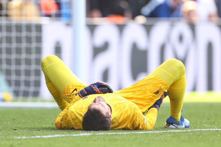 Alisson heldur um lærið eftir að hafa meiðst í leiknum við Crystal Palace.