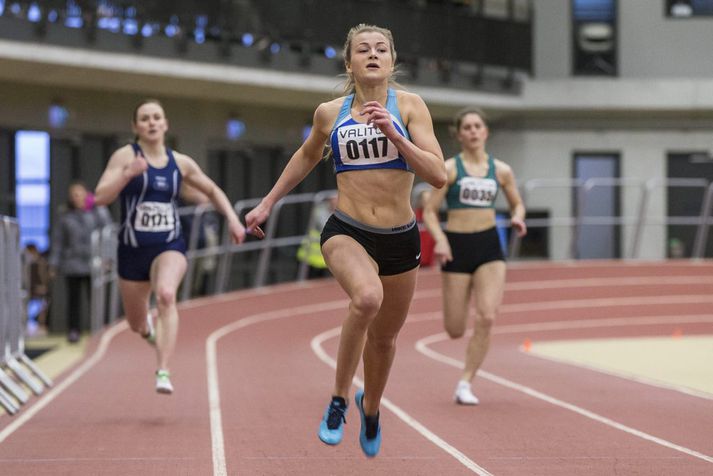 Björg Gunnarsdóttir kemur í mark í hlaupinu í dag.