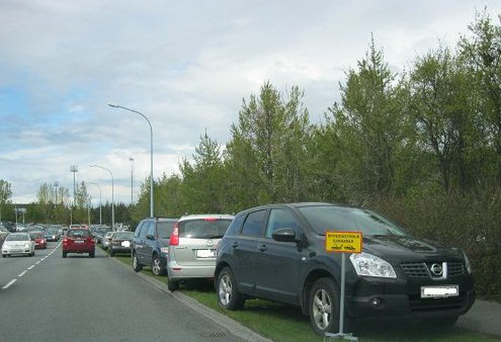 Oft hefur aðkoma lögreglu verið svona í Laugardalnum, en þegar landsleikurinn var um helgina lögðu nær allir löglega - lögreglu til mikillar ánægju